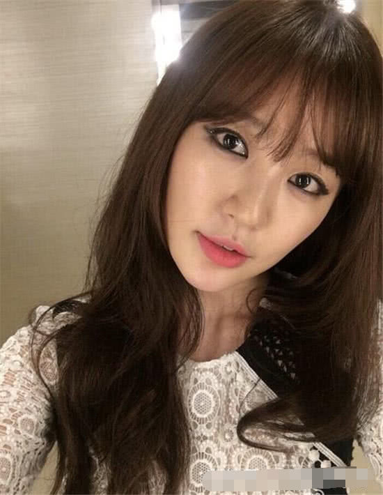 补水 僵脸丰唇尹恩惠急甩20斤消失5年复出被群嘲,她换了一只唇膏而已