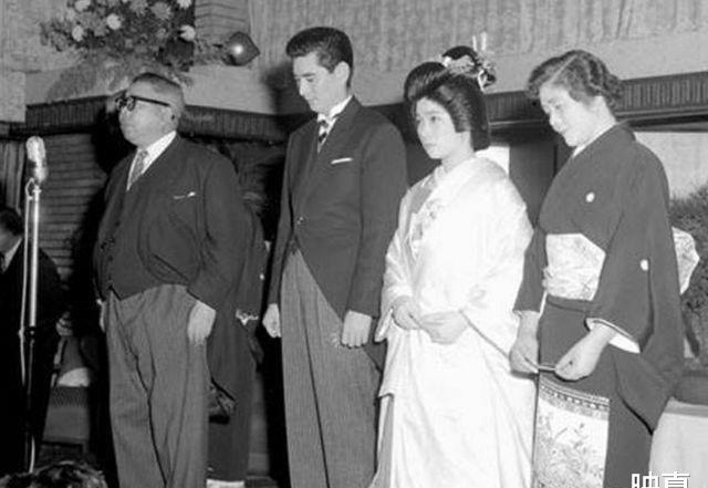 高仓健|日本影星高仓健,与小其33岁的养女同居17年,死因至今不明