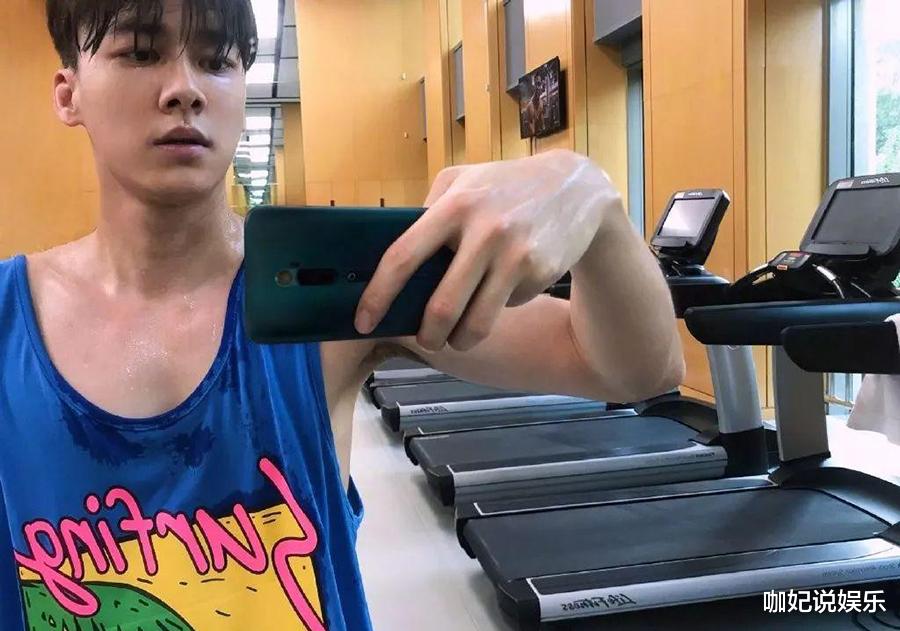 白敬亭|男星也难逃病态审美迫害，一增肌就掉粉！白幼瘦何时成了唯一出路？