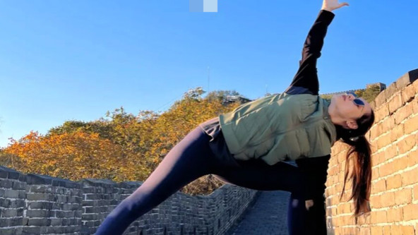 吕一|38岁吕一长城上练瑜伽，撑墙上拉伸身段柔软，一双美腿纤细笔直