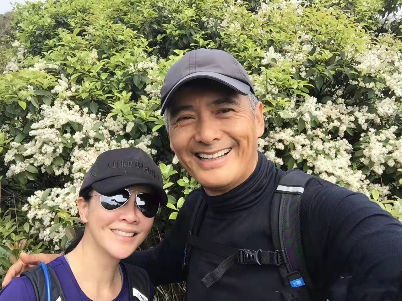 周润发|66岁周润发罕见同框廖碧儿，鬓角全白仍帅气，两人意外撞脸似父女