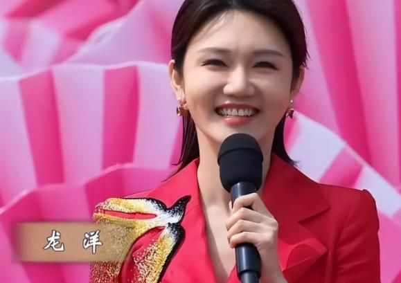 龙洋|龙洋越来越有“董卿”范!穿白裙优雅逆袭成央视花旦,梳大背头气场全开