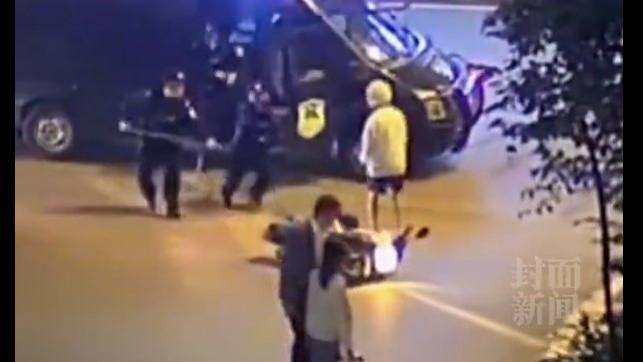 男子醉驾摔倒后持刀恐吓路人 巧遇巡逻民警经过秒怂