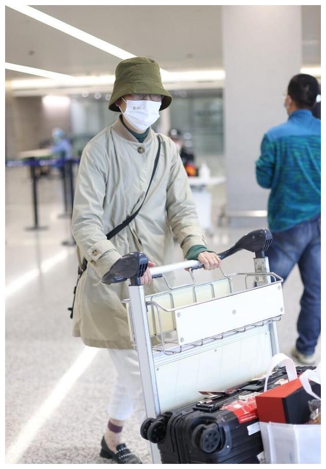 五大老戏骨出行自己推行李，拍戏不带助理以身作则给娱乐圈做表率