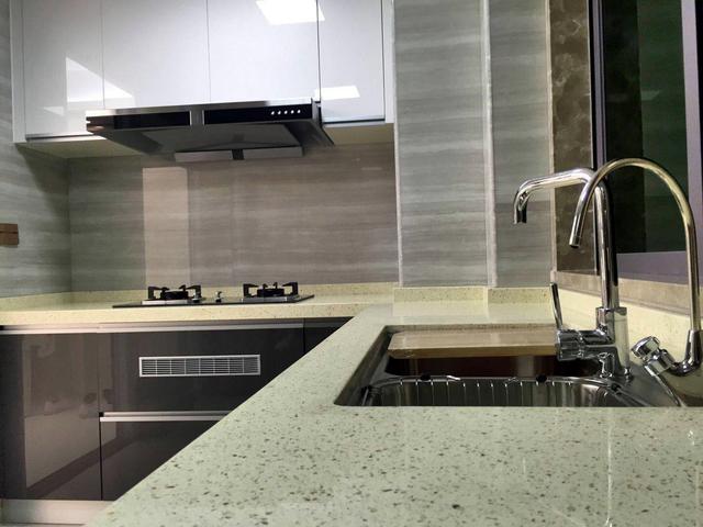 为什么不建议把冰箱放在厨房里?因为我家冰箱,在厨房里放了三年