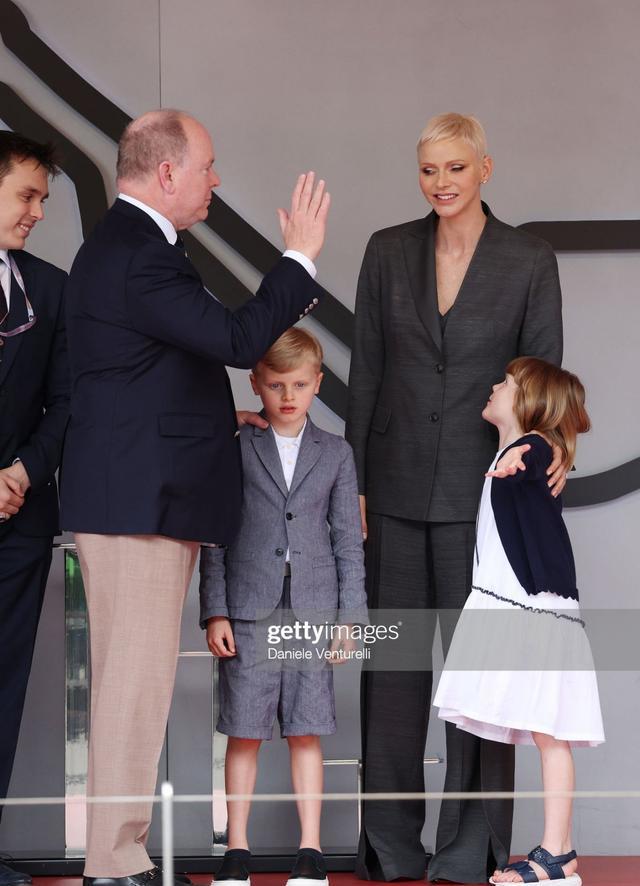 校花|再次露面的逃跑王妃脸上露出悲伤的表情，专家解析夏琳的肢体语言