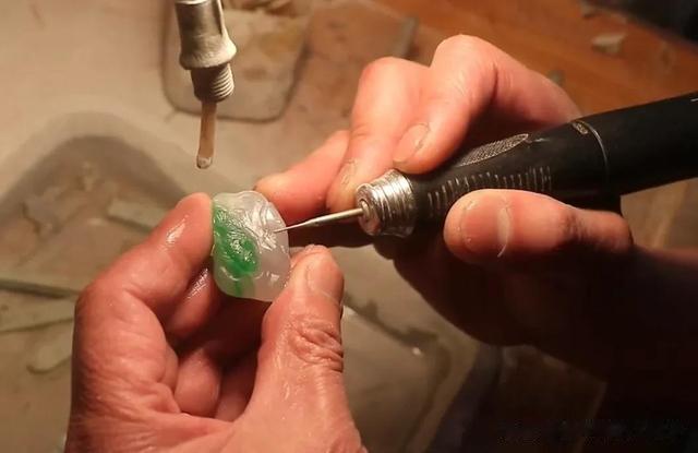 葫芦|一块小小后江翡翠原石如何取件做货,成品看着还不错