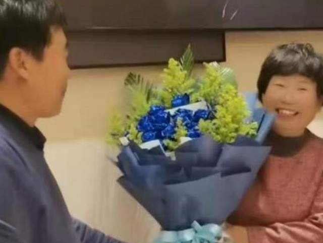 |太离谱!网传杜新枝夫妇十年前已办理离婚,却为何一起赏花秀恩爱