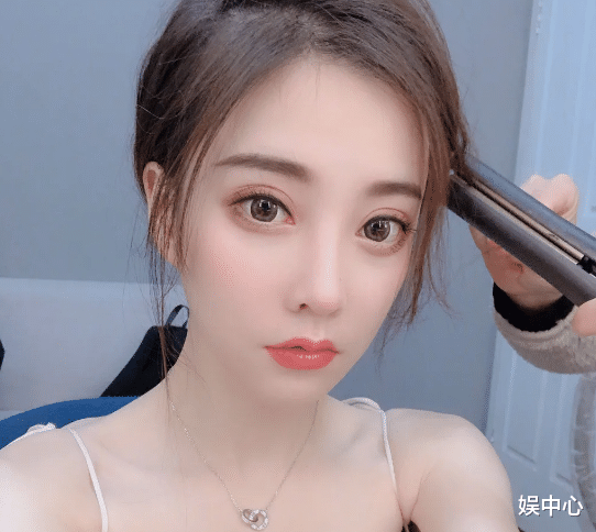 冯提莫|冯提莫简约造型,一直坚持创作音乐作品,眨眼比心不要太可爱