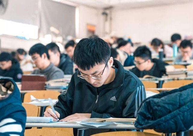 大学生|大一新生想“入党”,符合这些硬件条件才能报,能早办就尽量别拖