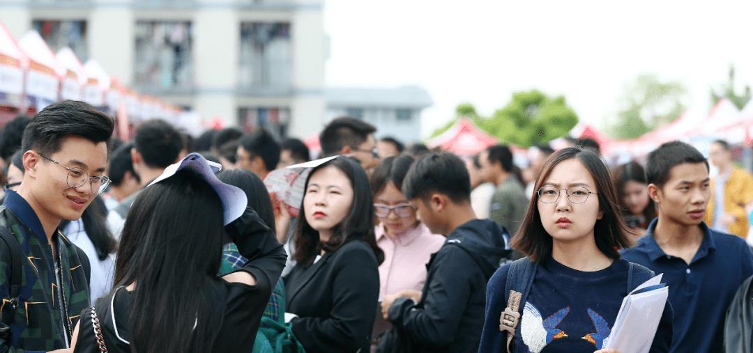 18岁女生怒斥方舱工作人员,挨冻一晚无人问津,官方回应来了