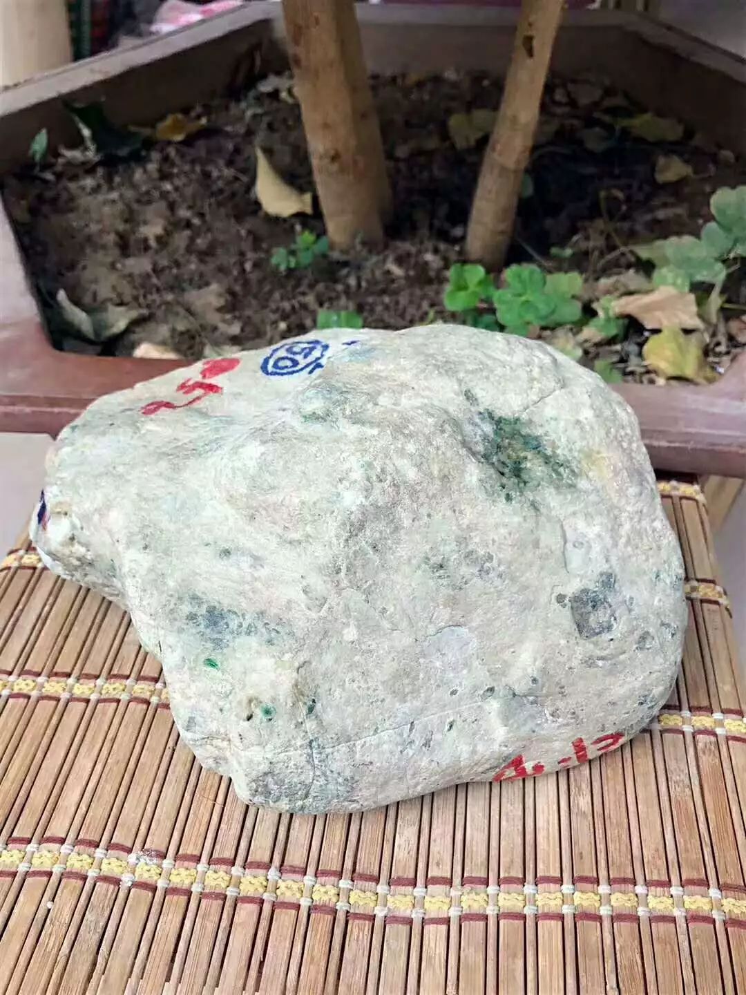 翡翠|男子4万拿下的翡翠原石,切出13只冰种手镯卖家眼都直了!