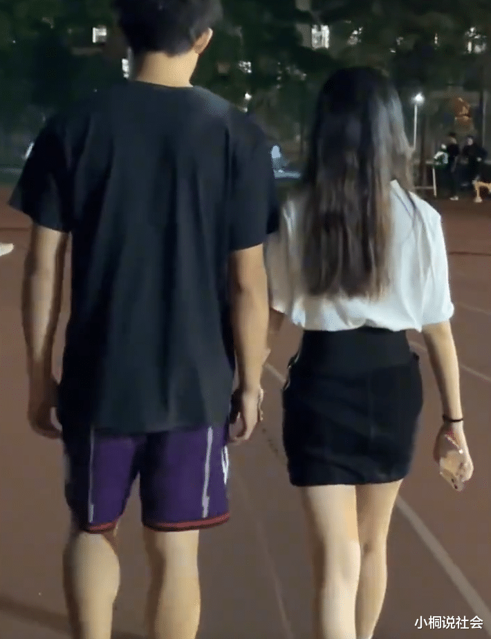 浙江两名男孩女孩散步,想牵手又害羞急坏后面路人,女生动作亮了