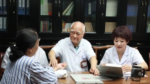 香港浸会大学|李济仁是如何从一个乡野郎中成长为中医泰斗的？看下他的传奇一生