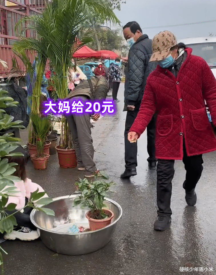 山东一女子学网友摆烂,拿着铁盆去街上“摆摊”,竟赚了200多元