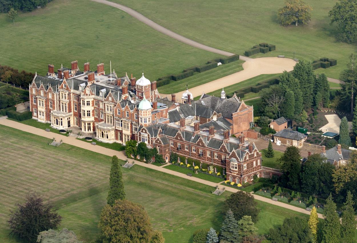 菲利普亲王 96岁女王乘车遛弯,看着消瘦了不少,戴花头巾涂大红唇人老心不老