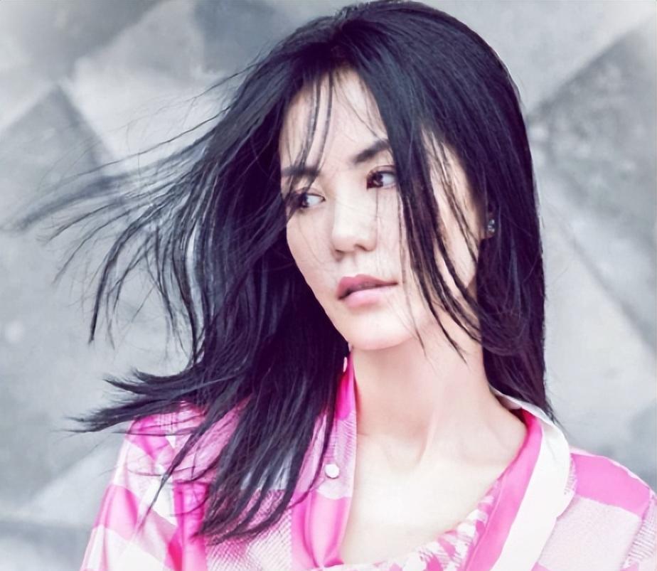 窦唯|52岁窦唯与李诚儒前妻聚会，相互依偎表情羞涩，满脸白胡子太显老