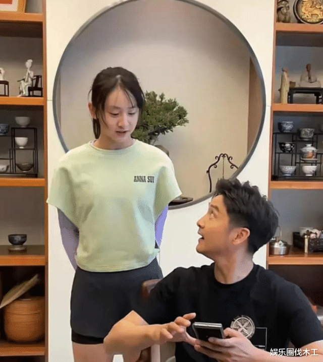 田亮|田亮的女儿罕见露面，颜值高气质佳，小细节暴露家教