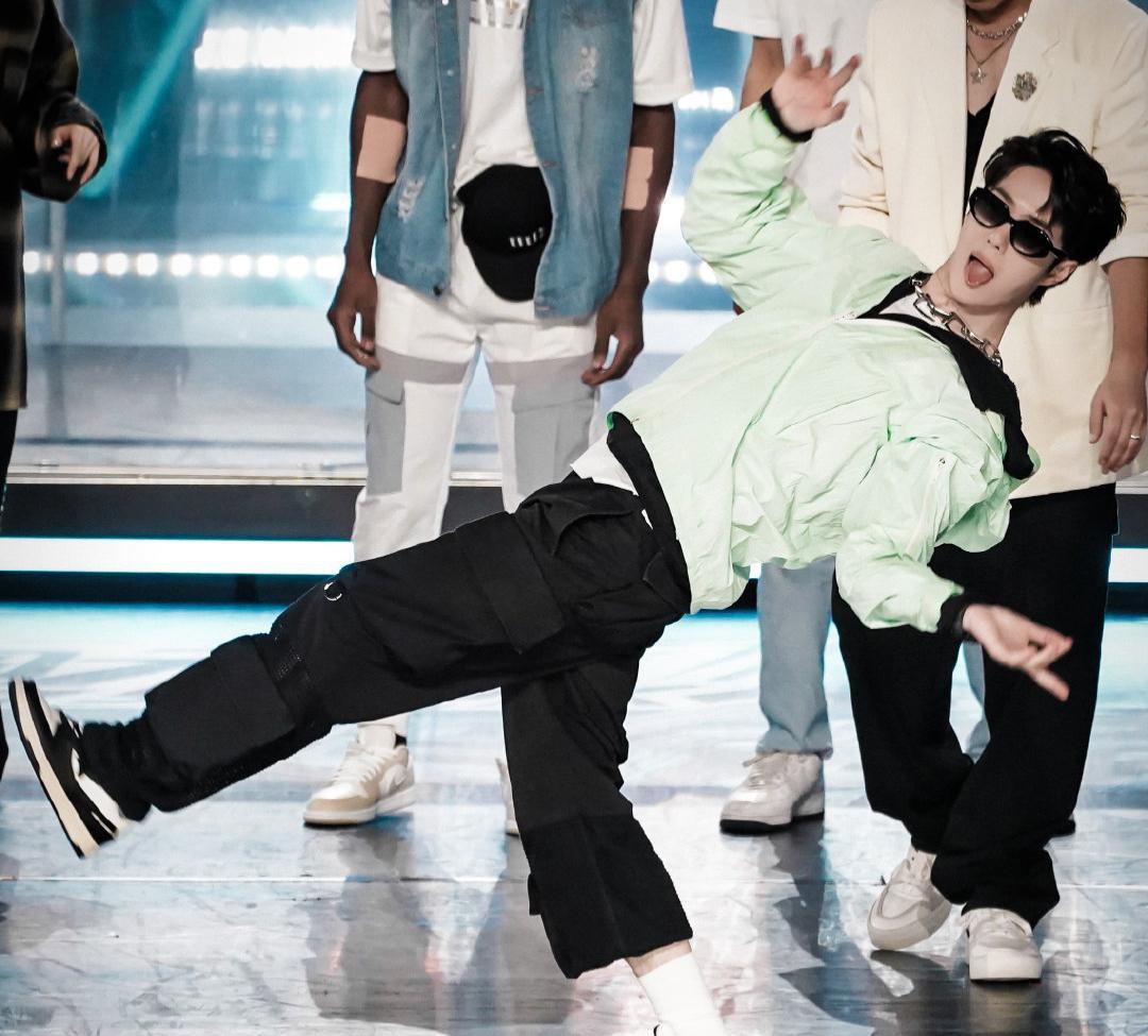 |王一博街舞队长大秀,引发全民翻跳热潮,再一次凭舞蹈出圈