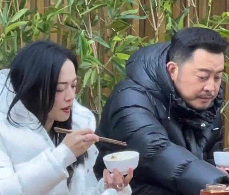 唐嫣|《我们的客栈》录制，唐嫣开心大笑被牛拉着走，姚晨疯狂炫饭