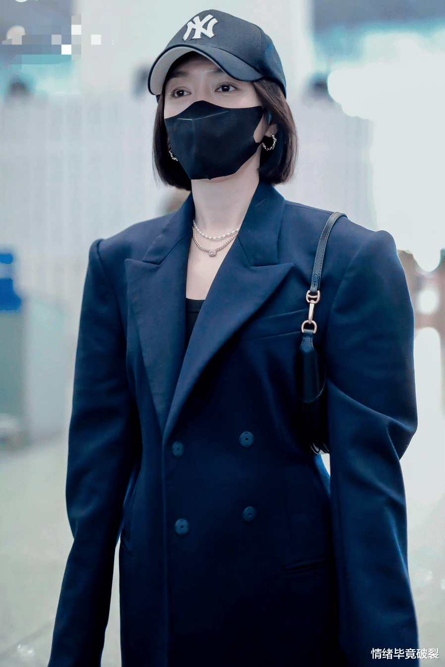 甄嬛|女神秦岚机场大秀细腰!穿黑丝袜长腿太性感,一个手机壳近四百元