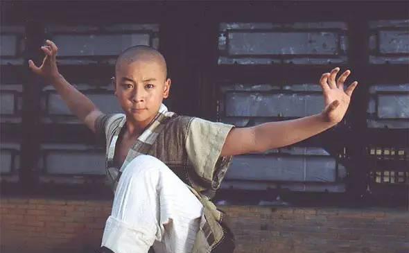 乌龙闯情关|《乌龙闯情关》21年：男主沦为十八线，发展最好的却是打酱油的她