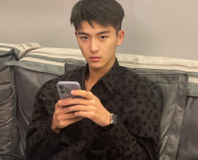 第一名|中传播音主持第一名：身高184cm撞脸鹿晗，犹如小说男主走进现实