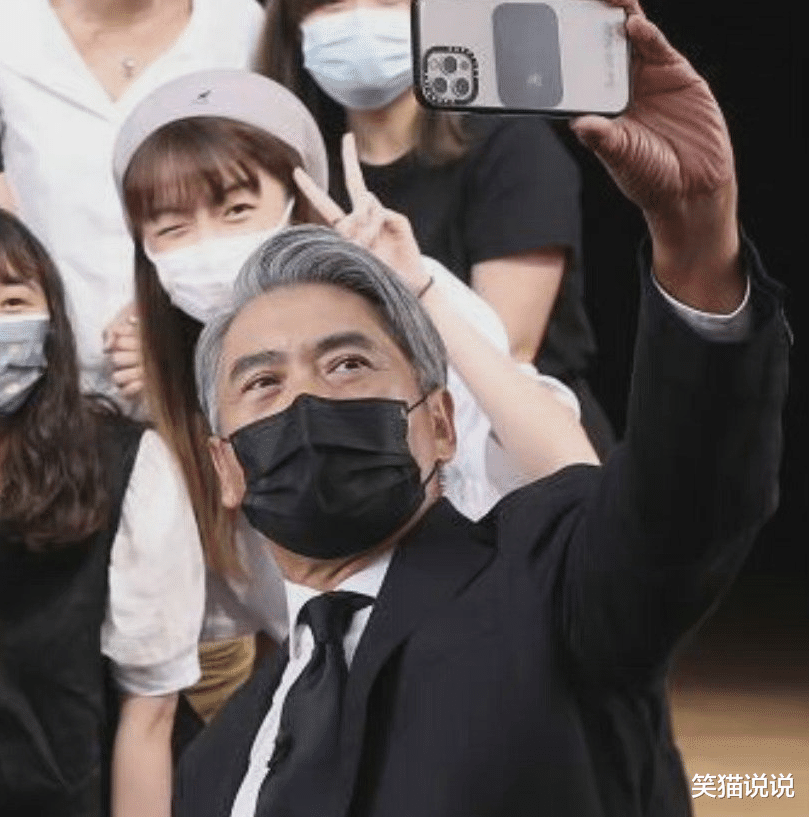 周润发|周润发获博士旧照曝光，西装革履满头白发，让网友梦回其赌神风采！