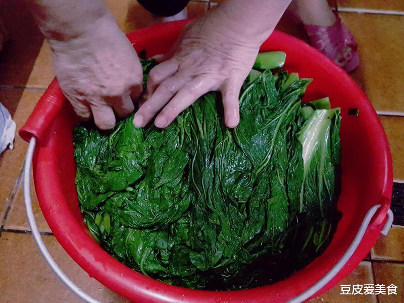 居家必囤的4种菜，不放冰箱能存半年，做什么菜都香，美味耐储存