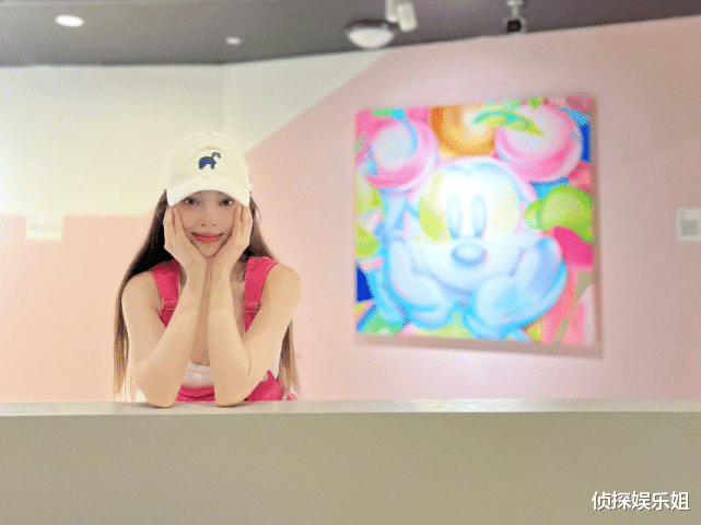 王菲|李小璐晒与女儿出游照,打扮粉嫩不像40岁,和甜馨同框变姐妹花