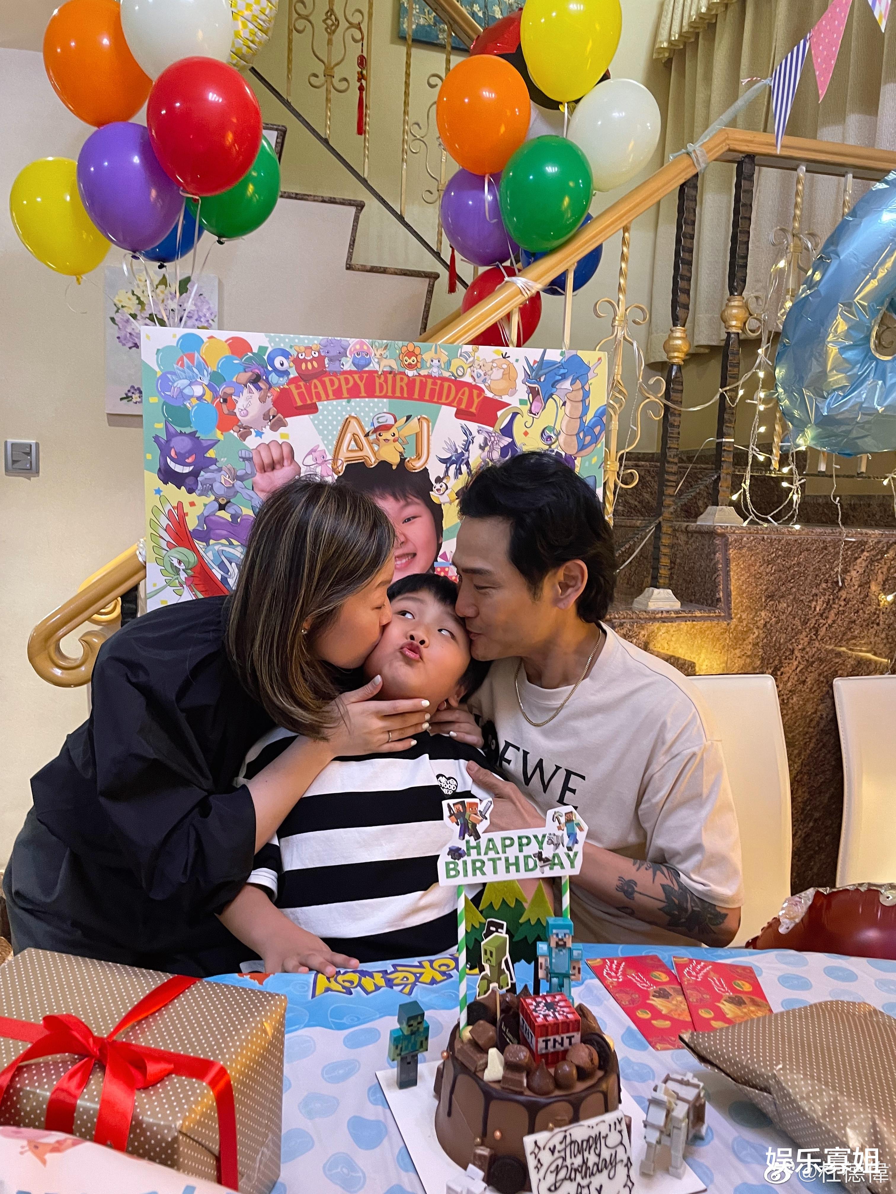 杜德伟|杜德伟晒全家福为儿子庆生，一家三口拥抱在一起，温馨有爱的家庭