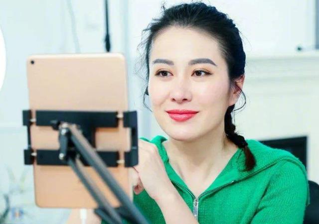 叶璇|放飞自我?叶璇扎俩小辫穿贴身保暖直播,网友:擦边、精神有问题