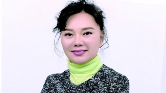 出门带保镖，穿金戴银“亿万富婆”8年敛财14亿：被抓时只穿睡衣