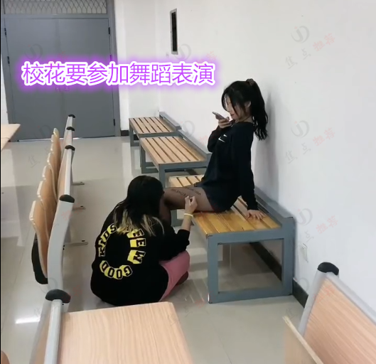 女子用记号笔在丝袜上写字母,结果腿上洗不掉,网友:美女很洋气