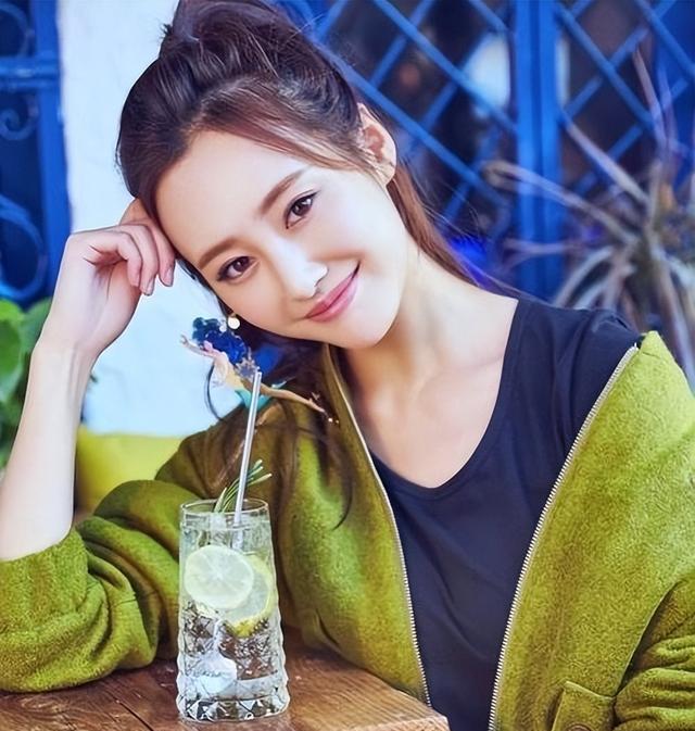 李纯|34岁“谋女郎”疑似恋情曝光!男方年龄成谜,二人搂抱好似热恋期