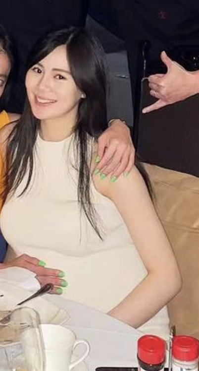佟丽娅|阿娇前夫赖弘国携妻聚会,Alice几条裙子来回穿,怀孕九个多月肚大如箩
