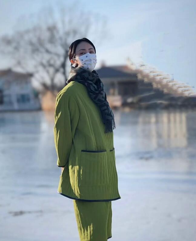 柯佳嬿|孙莉携仨子女踏冰,多多素颜出镜脸型变精致,网友直呼被美晕了