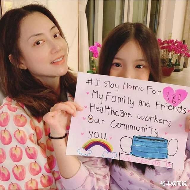 霍汶希|霍汶希晒母女合照庆中秋!女儿草地上秀下腰动作,已定居北京一年