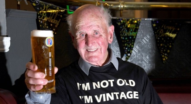 英国一92岁老人自1954年起每天都光顾同一家酒吧
