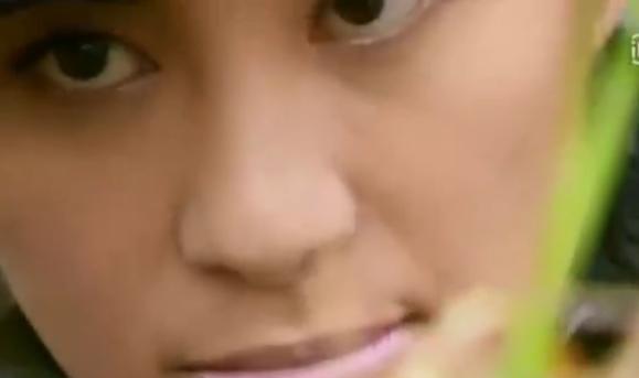 现在有一些抗日剧:老兵唇色被调成芭比粉,吃白面烧饼还有人嫌弃