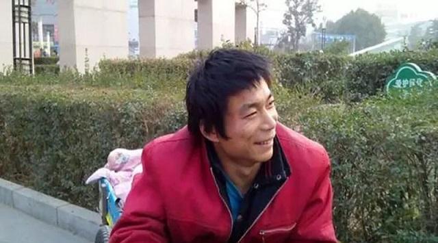 5岁时被亲生父亲踢成终身残疾,瘫痪20余年,靠贴膜买下第一套房