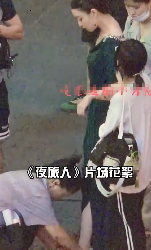 倪妮|倪妮站着嗑瓜子助理蹲着帮换鞋 网友称受不了她高高在上傲娇的表情
