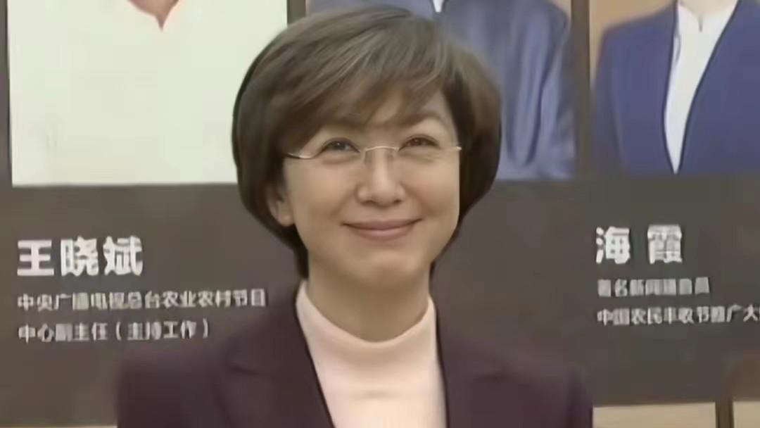 沈阳|海霞罕见现身活动，头发花白50岁气质超群，素颜的样子太好看了