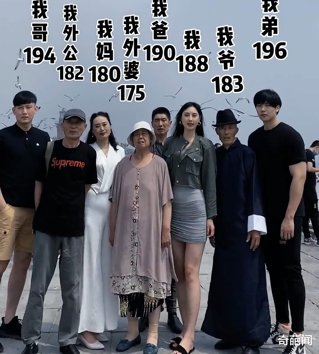 高个子情侣牵手出门逛街,气场全开走路都带风,网友羡慕极了!