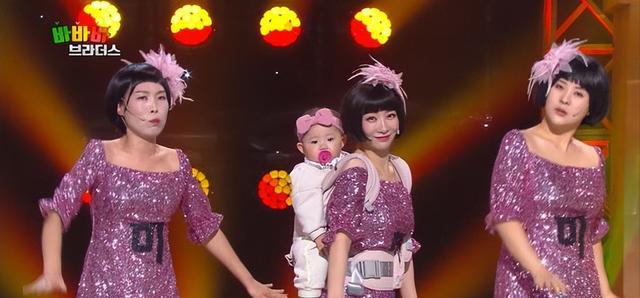 |韩国女星安素美背15个月大女儿上台表演，只因无地方托付！