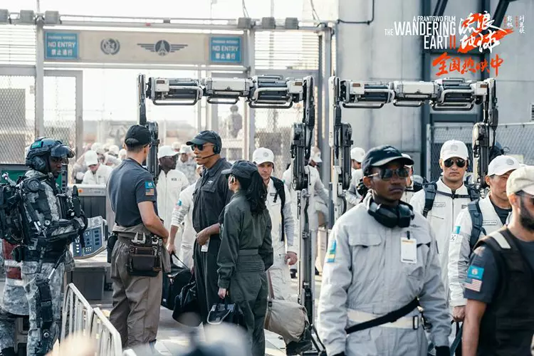 流浪地球2|外籍群演自曝《流浪地球2》拍戏经历,日薪近3000,待遇堪比皇室