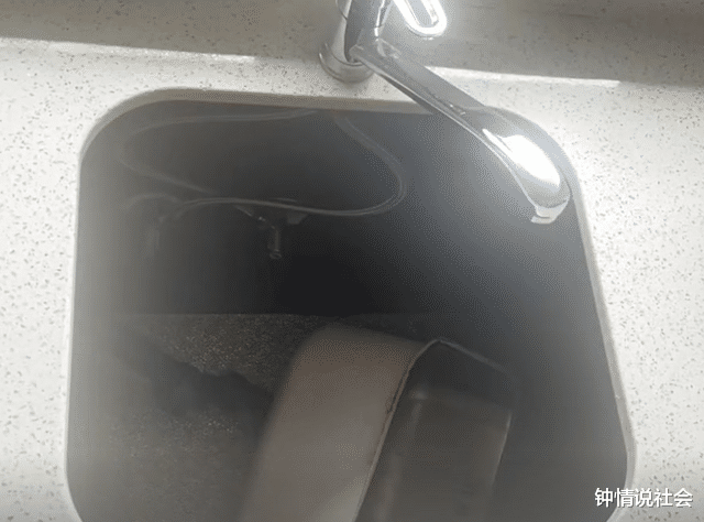 浙江一女子晒买的精装房,厨房极简风让她傻眼:切菜还要买桌子