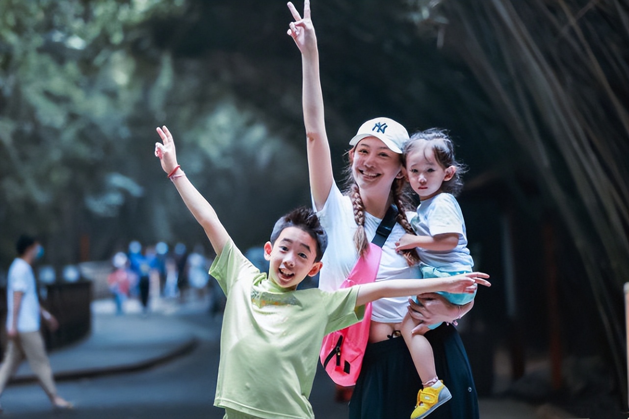 应采儿|应采儿接幼子Hoho放学，蹲地拍照母爱满满，小小春单手插兜似爸爸