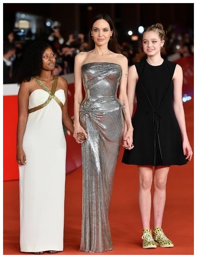 希洛|16岁的美少女希洛：一张出生照卖410万美元，长得像朱莉也像皮特