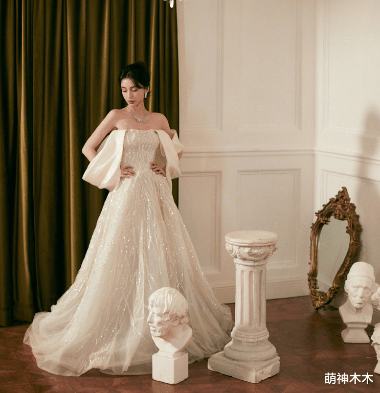 杨幂|85花卫视春晚比美:杨幂万元礼服抢镜,唐嫣四套迎战,杨颖低调